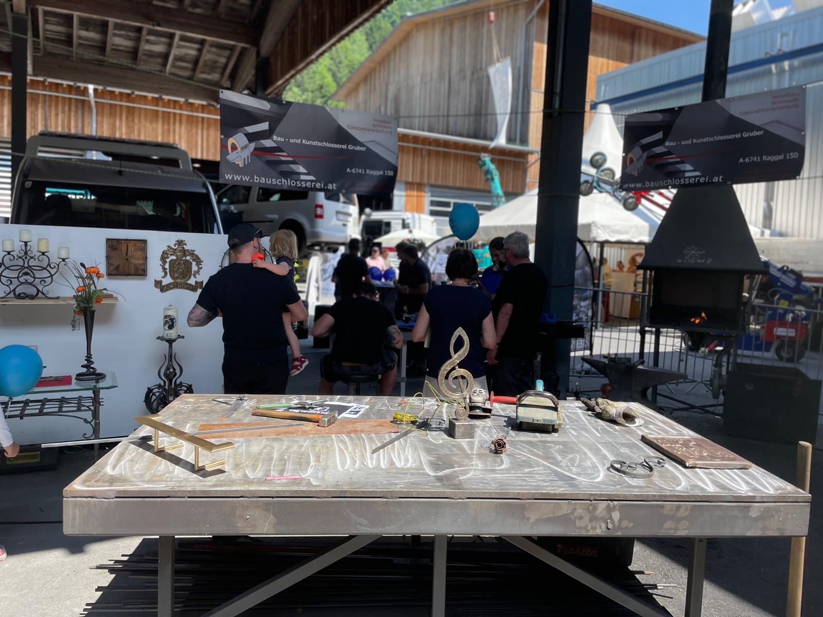 Musig und Buggla Ausstellung in Sonntag, Bau- und Kunstschlosserei Gruber, Raggal, Großes Walsertal Musig und Buggla Ausstellung in Sonntag, Bau- und Kunstschlosserei Gruber, Raggal, Großes Walsertal